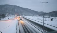 Sneg opet pravi probleme u Srbiji: Kamioni stali, na auto-putu ograničenje 60 km/h, ovde je najgore