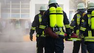 Požar u Zrenjaninu: Vatra guta njivu pored tržnog centra, plamen preti da zahvati stambeni objekat