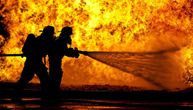 Ugašen požar u Rumi, jedna osoba povređena: Vatra zahvatila građevinski objekat
