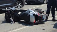 Teška saobraćajka u Loznici: Sudarili se automobil i motocikl, delovi vozila razbacani po putu, ima povređenih