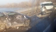 Led na putu uzrok teške nesreće na mostu kod Kovina: Vozilo je proklizalo i prešlo u drugu traku