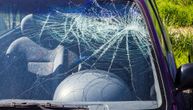 U Zrenjaninu razbijena stakla na 13 automobila: Vozila bila na parkingu zgrada u naselju