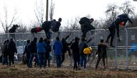 Nemiri na granici Turske i Grčke: Suzavcem na migrante, azilanti iznose povređene u ćebadima