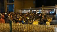 Nekoliko stotina migranata u Šidu klanjalo i izvikivalo "Alahu ekber"