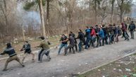 Očajni migranti formirali lanac kako bi srušili ogradu na granici, grčka policija ih zadržala