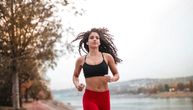 Kako biti fit bez odlaska u teretanu: Vežbe koje možete raditi unutra i napolju