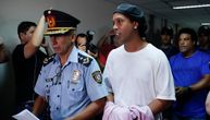 Tužna slika za fudbalski svet: Ronaldinjo peškirom prekrio lisice na sprovođenju u sudnicu