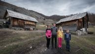 Raičevići žive u 80 godina staroj brvnari, na kraju sela: Do škole pešače 11 km, niko im ne dolazi