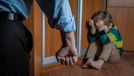 Decu najčešće zlostavljaju vršnjak i otac, a zanemaruje majka: Zabrinjavajući podaci za Srbiju