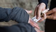 Pali beogradski dileri: Policija im našla heroin, smesu za uvećanje mase droge i vagicu