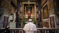 Nesvakidašnja slika iz Rima: Papa sam šeta pustim ulicama, niko mu ne prilazi