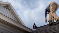 Tvrdoglava maca odbija da siđe sa krova čitava dva dana: Umalo vrat slomili da je spuste