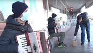 Milanče (18) svira na ulici sa maskom i rukavicama: Uveseljava ljude ovih dana i čuva porodicu