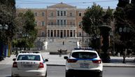 Incident u Atini: Vikao da je zaražen korona virusom, pa pljuvao policiju, 14 njih je u karantinu