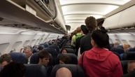 Putnik vređao stjuardesu i lupao na vrata kokpita na letu za Nju Delhi: Preti mu zatvor do 10 godina