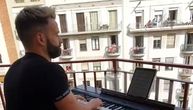 "Prelep je, kao i njegova muzika": Svi su oduševljeni Špancem koji izvodi pesme sa svog balkona