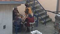 Penzioneri se okupili u dvorištu u Beogradu, pustili muziku i piju piće: Niko nema ispod 70 godina