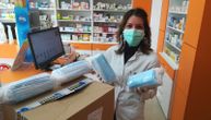 Jutros je nastavljena podela zaštitnih maski apotekama u Srbiji. Rafovi se pune