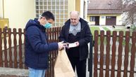 Zlatko je fudbaler, bibliotekar i omiljeni "poštar" u Srpskoj Crnji: Knjige donosi na kućnu adresu