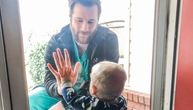 Muke doktora čija je dirljiva fotografija sa sinom obišla svet: Ostao i bez krova nad glavom