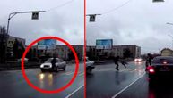 Trenutak koji zaustavlja dah: Rus nagazio gas preko pešačkog prelaza i za dlaku promašio dete