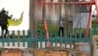 Maloletnici u Zrenjaninu divljali na igralištu, snimljeni kako ga uništavaju