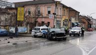 Lančani sudar u centru Čačka: Vozač BMW-a naleteo na dva taksi vozila