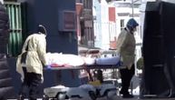 Snimak kako mrtve od korona virusa ubacuju u hladnjače na ulici: Jezive scene iz Njujorka