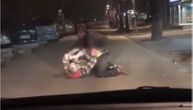 Usred policijskog časa dva muškarca se tukla i valjala na ulici u Petrovcu na Mlavi