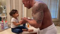 Nežna strana omiljenog snagatora: The Rock repuje preslatkoj ćerki dok je uči da pere ruke