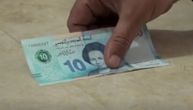 Novčanica od 10 dinara u novom ruhu. Na njoj je lik prve doktorke u Tunisu