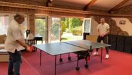 Rekreacija u izolaciji: Boba i Filip Živojinović odigrali partiju stonog tenisa u karantinu
