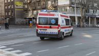 Nesreća na Čukarici: Vozač izgubio kontrolu nad autom, sleteo sa kolovoza i udario u zgradu