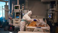 (UŽIVO) Postavlja se tunel za dezinfekciju radnika u bolnici u Čačku: Minut ćutanja za umrle kolege