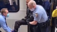 Sedam policajaca na silu vuklo putnika iz autobusa jer nije nosio masku, a on se sve vreme opirao