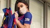 Najpoznatija navijačica Barselone prodaje voljene dresove kako bi pomogla u borbi sa koronom