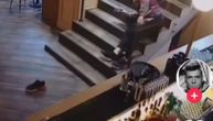Snimak sa sigurnosnih kamera: Sloba se "prosuo" niz stepenice, patika odletela tri metra od njega