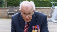 Ratni veteran prikupio milione funti donacija: Uz pomoć hodalice obišao 100 krugova po dvorištu