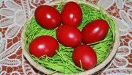Vernici nikada neće farbati jaja ni u jednu drugu boju osim u crvenu: To je posebno slučaj u Grčkoj