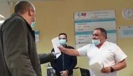 Dirljiv snimak iz španske bolnice: Taksistu koji pacijente prevozi besplatno dočekali aplauzom