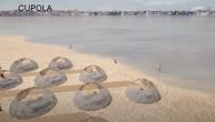 Bolje rešenje od pleksiglasa: Ležaljke razdvojene kupolama od bambusa za bezbedno letovanje