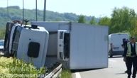 Nesreća kod Vrčina: Šleper probio zaštitnu ogradu, pa se prevrnuo