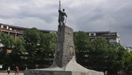 Neko je nepismenim grafitom oskrnavio Spomenik srpskim ratnicima u Kraljevu: Spomenuo je i Obilića