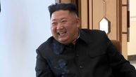 Kim se ponovo pojavio u javnosti: Nasmejan je u crnom odelu, a oko njega naoružani vojnici