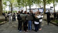 Grupni zagrljaj ispred sedišta policije u Londonu, protestanti nosili parole: "Moje telo, moj izbor"