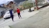 Kamere snimile stravičnu nesreću u Rožajama: Nikom nije jasno kako je motociklista preživeo