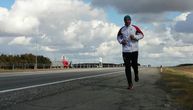 Maratonac koji trči za decu uradio je još jednu humanu stvar - "u trku" je polepio plakate za Saru