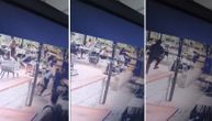 Snimak haosa na Vračaru: Naoružan muškarac uleće u kafić, ljudi beže, padaju preko stolova i stolica