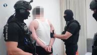 Spektakularni snimak hapšenja Crnogorca koji je maskiran i naoružan pretio gostima kafića na Vračaru