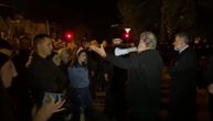 "Ne damo vladiku": Na protestu u Nikšiću ruže i aplauzi za policiju, u Pljevljima uhapšena osoba